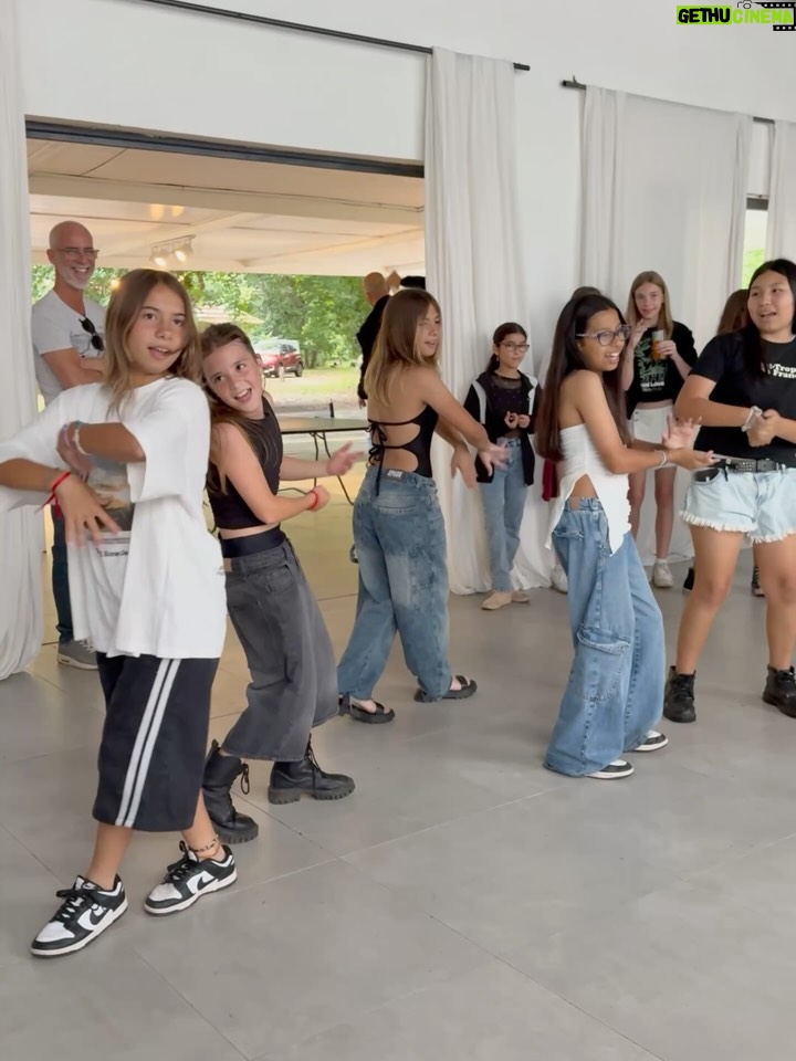 Cinthia Fernández - 66.7K Likes - ADIÓS PRIMARIA❤️👯‍♂️! Fiesta de Egresados!!
.
Las amo bebés y aunque cada vez tengo que soltar un poco más la mano, siempre voy a estar acompañándolas. Gracias por lo hermosas hijas que son, estoy muy orgullosa de ustedes. 

Cada esfuerzo vale la pena. Éxito en esta nueva etapa, donde volteen siempre me van a encontrar