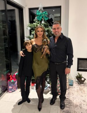 Cintia de Sà Instagram - Have yourself a Merry Christmas from my family to yours! Wishing Joy, Peace and Love ! Last night was amazing that even pictures can’t describe! We are so happy about all the blessings that God gives us, each one! Thank you Lord for having the opportunity to reunite! 🙏🏻🎄✝️❤️ @frankmackay @danielmackay