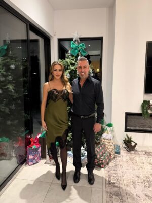 Cintia de Sà Instagram - Have yourself a Merry Christmas from my family to yours! Wishing Joy, Peace and Love ! Last night was amazing that even pictures can’t describe! We are so happy about all the blessings that God gives us, each one! Thank you Lord for having the opportunity to reunite! 🙏🏻🎄✝️❤️ @frankmackay @danielmackay