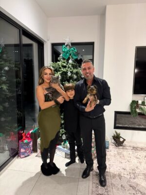 Cintia de Sà Instagram - Have yourself a Merry Christmas from my family to yours! Wishing Joy, Peace and Love ! Last night was amazing that even pictures can’t describe! We are so happy about all the blessings that God gives us, each one! Thank you Lord for having the opportunity to reunite! 🙏🏻🎄✝️❤️ @frankmackay @danielmackay