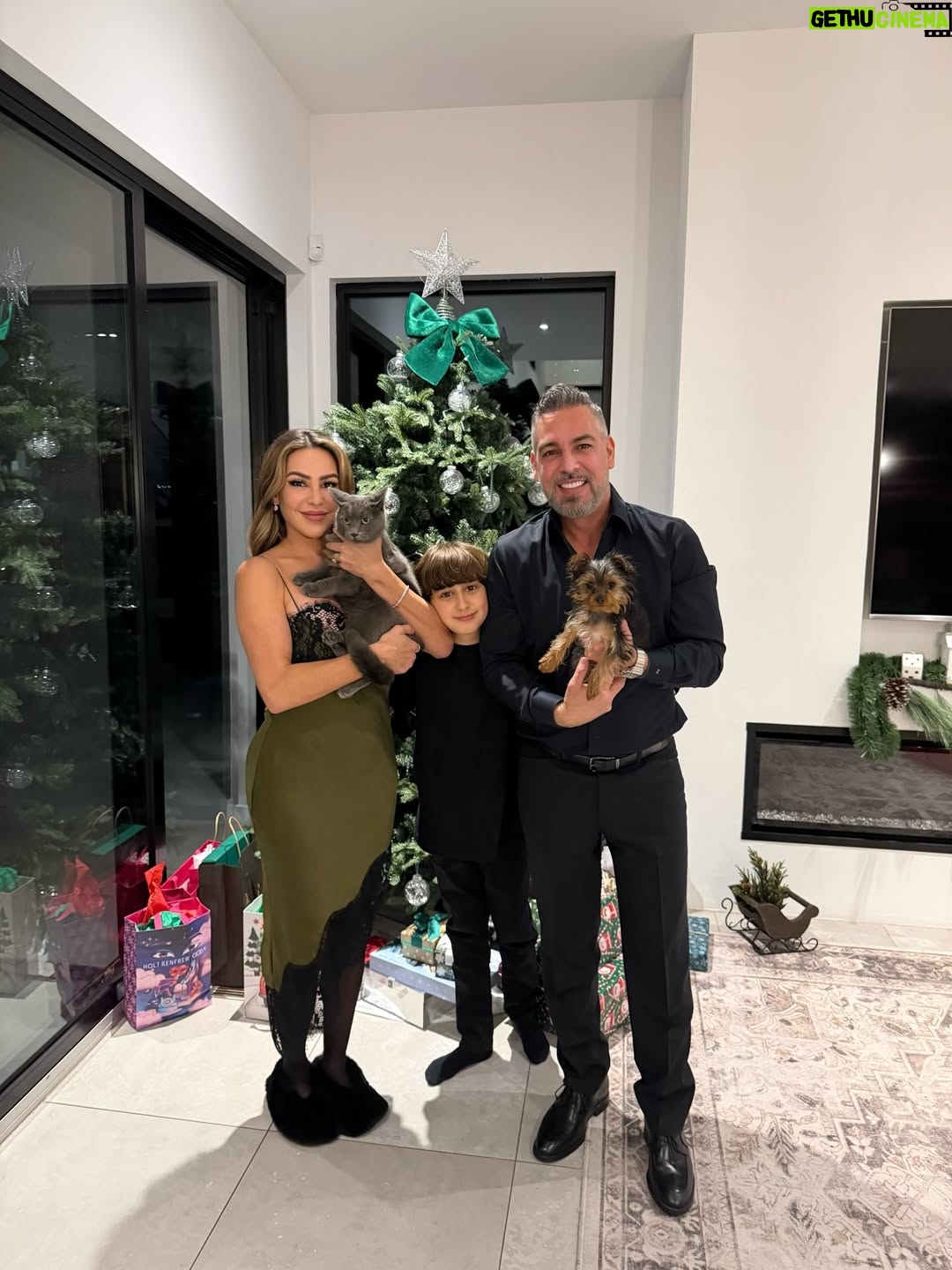 Cintia de Sà - 1.2K Likes - Have yourself a Merry Christmas from my family to yours! Wishing Joy, Peace and Love ! Last night was amazing that even pictures can’t describe! We are so happy about all the blessings that God gives us, each one! Thank you Lord for having the opportunity to reunite! 🙏🏻🎄✝️❤️ @frankmackay @danielmackay