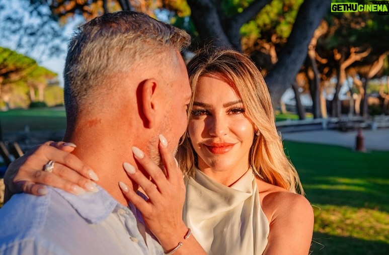 Cintia de Sà - 2.9K Likes - Je pensais t'avoir perdu...les probabilités n'étaient pas de notre bord...Mais nous nous sommes retrouvés...j'ai t'as jamais oublié!!avec un amour renouvellé...déterminé...et plus fort que jamais, prêt à défier qui se soit, quel que soit la situation... et nous voilà ici ❤️