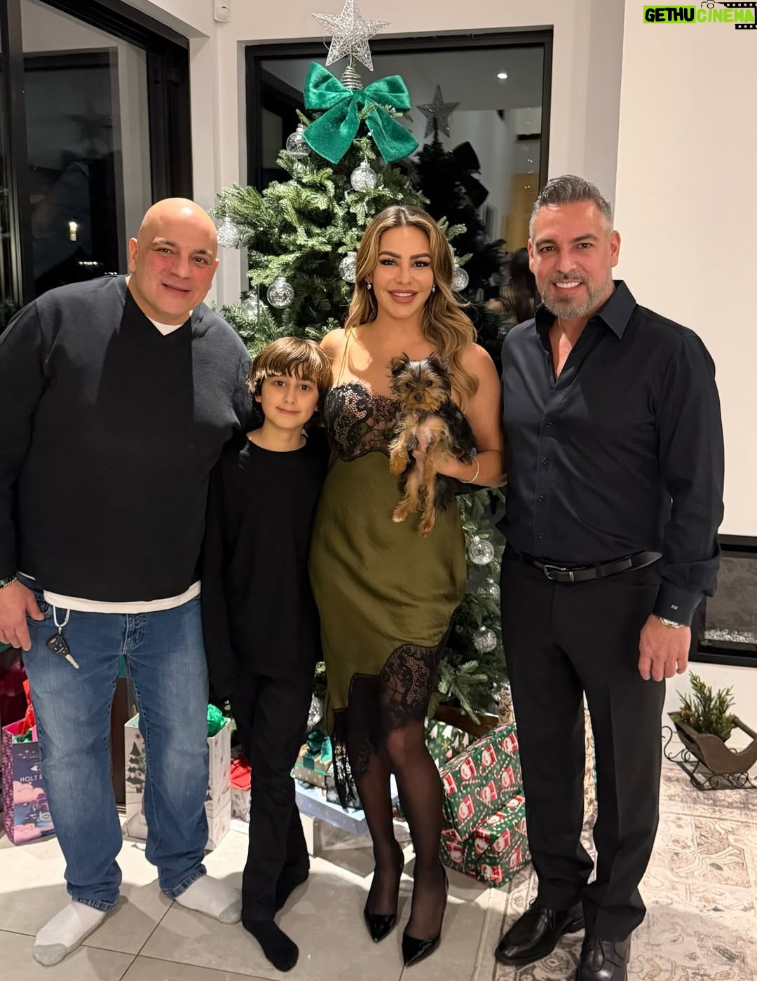 Cintia de Sà - 1.2K Likes - Have yourself a Merry Christmas from my family to yours! Wishing Joy, Peace and Love ! Last night was amazing that even pictures can’t describe! We are so happy about all the blessings that God gives us, each one! Thank you Lord for having the opportunity to reunite! 🙏🏻🎄✝️❤️ @frankmackay @danielmackay