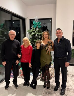 Cintia de Sà Instagram - Have yourself a Merry Christmas from my family to yours! Wishing Joy, Peace and Love ! Last night was amazing that even pictures can’t describe! We are so happy about all the blessings that God gives us, each one! Thank you Lord for having the opportunity to reunite! 🙏🏻🎄✝️❤️ @frankmackay @danielmackay