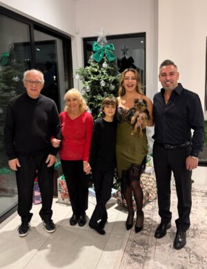 Cintia de Sà Instagram - Have yourself a Merry Christmas from my family to yours! Wishing Joy, Peace and Love ! Last night was amazing that even pictures can’t describe! We are so happy about all the blessings that God gives us, each one! Thank you Lord for having the opportunity to reunite! 🙏🏻🎄✝️❤️ @frankmackay @danielmackay