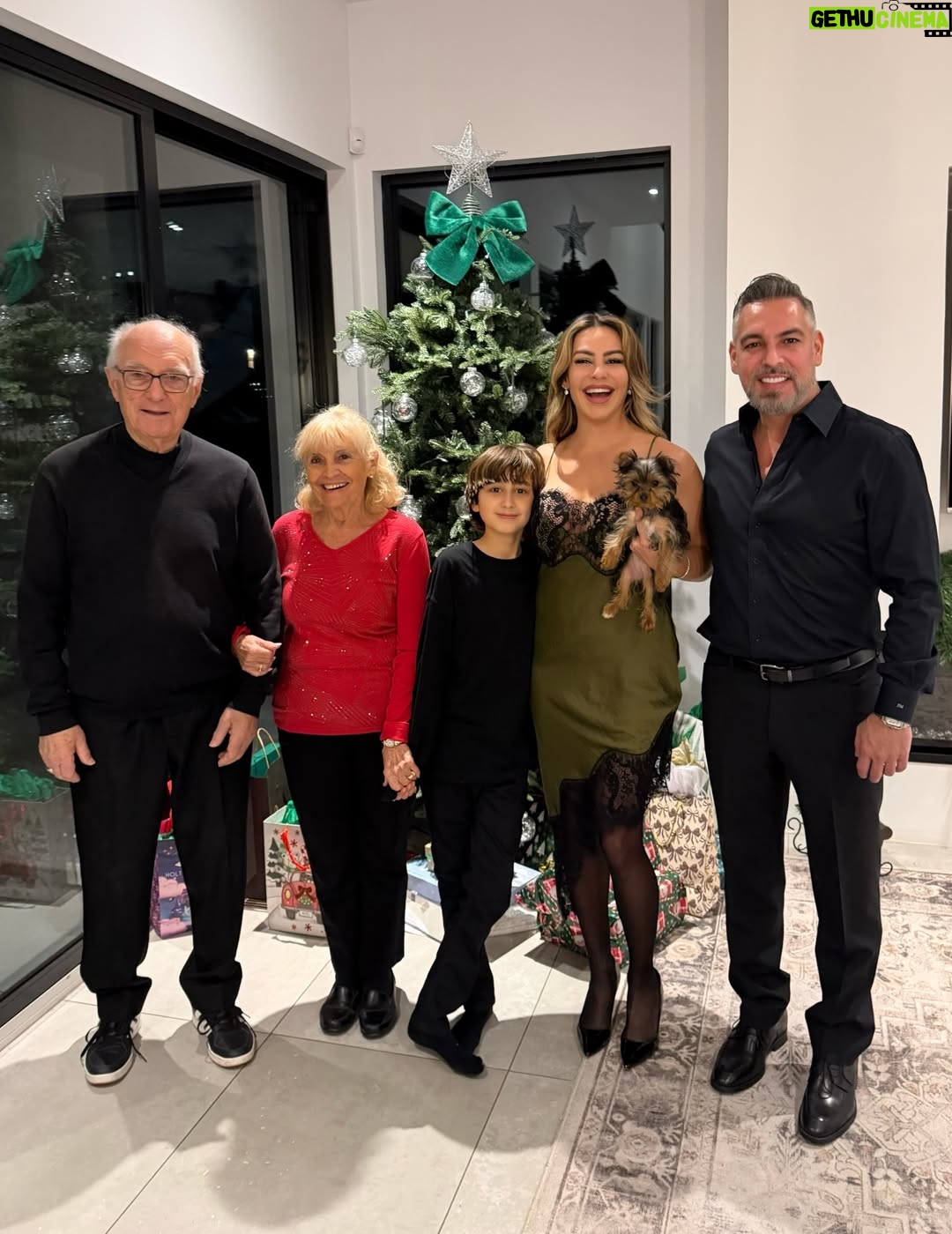 Cintia de Sà - 1.2K Likes - Have yourself a Merry Christmas from my family to yours! Wishing Joy, Peace and Love ! Last night was amazing that even pictures can’t describe! We are so happy about all the blessings that God gives us, each one! Thank you Lord for having the opportunity to reunite! 🙏🏻🎄✝️❤️ @frankmackay @danielmackay