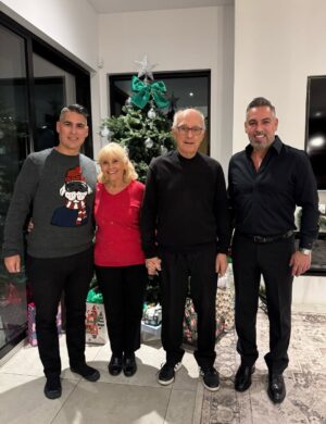 Cintia de Sà Instagram - Have yourself a Merry Christmas from my family to yours! Wishing Joy, Peace and Love ! Last night was amazing that even pictures can’t describe! We are so happy about all the blessings that God gives us, each one! Thank you Lord for having the opportunity to reunite! 🙏🏻🎄✝️❤️ @frankmackay @danielmackay