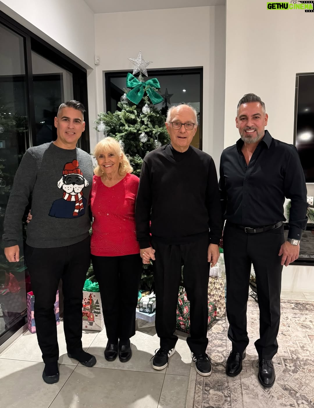 Cintia de Sà - 1.2K Likes - Have yourself a Merry Christmas from my family to yours! Wishing Joy, Peace and Love ! Last night was amazing that even pictures can’t describe! We are so happy about all the blessings that God gives us, each one! Thank you Lord for having the opportunity to reunite! 🙏🏻🎄✝️❤️ @frankmackay @danielmackay