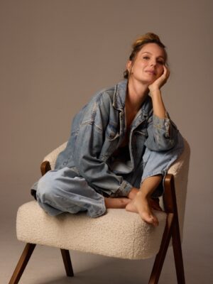 Claudia Bahamón Instagram - Marchitar es permitir que algo termine sin destruirlo en el intento. Es reconocer que hubo vida, que hubo amor, que hubo sentido, aunque hoy ya no esté.

Ph @delvecchio21 
hm @vanelopemkp @oscartsanchez 
Styling @catalinaramirezstylist