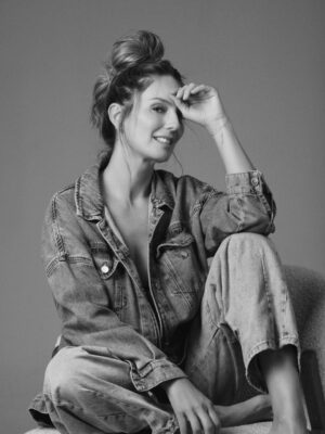 Claudia Bahamón Instagram - Marchitar es permitir que algo termine sin destruirlo en el intento. Es reconocer que hubo vida, que hubo amor, que hubo sentido, aunque hoy ya no esté.

Ph @delvecchio21 
hm @vanelopemkp @oscartsanchez 
Styling @catalinaramirezstylist