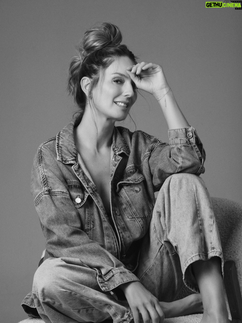 Claudia Bahamón - 15.3K Likes - Marchitar es permitir que algo termine sin destruirlo en el intento. Es reconocer que hubo vida, que hubo amor, que hubo sentido, aunque hoy ya no esté.

Ph @delvecchio21 
hm @vanelopemkp @oscartsanchez 
Styling @catalinaramirezstylist