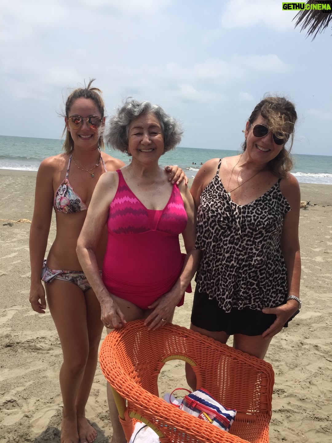 Claudia Bahamón - 16.1K Likes - 2016 ❤️ Año movido y amoroso!!! 

1. Mi amor por las playas y atardeceres de LA
2. La carta de bienvenida de mis hijos luego de mi primera temporada de masterchef. 
3. La felicidad de vernos.
4. Plan de cascada con mi papá! Su felicidad es todo para mi. 
5. Luca por primera vez bajo el mar. La felicidad era mía. 
6. Una visita a @ojocritico en @cnnee en LA
7. Grabando Junior Masterchef. 
8. El parche @espinosajuanpa y @andresoyuela en #SugarfishbyNosawa
9. Grabando #vestidoDeNovia para @discoveryhh con @jgiraldoreporta y la novia @laura_tobon 
10. La familia elegida en LA @anaflores_me @verocastagno @lmpscarpellini @nathaliagaviria @gloriacarmonag @atalanazarrett 
11. Las carcajadas nunca faltarán! @luca_brandb @mateobahamon @anamariavallejot @samuelbrandb 
12. @catalinamaya de mi alma ❤️
13. Una noche fantástica en holbox @paolaturbay @laazcarateoficial 
14. Portada de Maxim 
15. Aquí comenzó todo @vanelopemkp @oscartsanchez #MC 
16. Mis reinas @marijara @melissamorenof @anitajau @marcelitatovar @nataliapujana @monicacharryd @salmondesing 
17. Cumpliendo mi propósito de vida con @wwf_colombia 
18. Mis amores eternos. 
19. Masterchef @leococinero 
20. Diciembre de compartir y sensibilizar an mis hijos con la ayuda comunitaria.