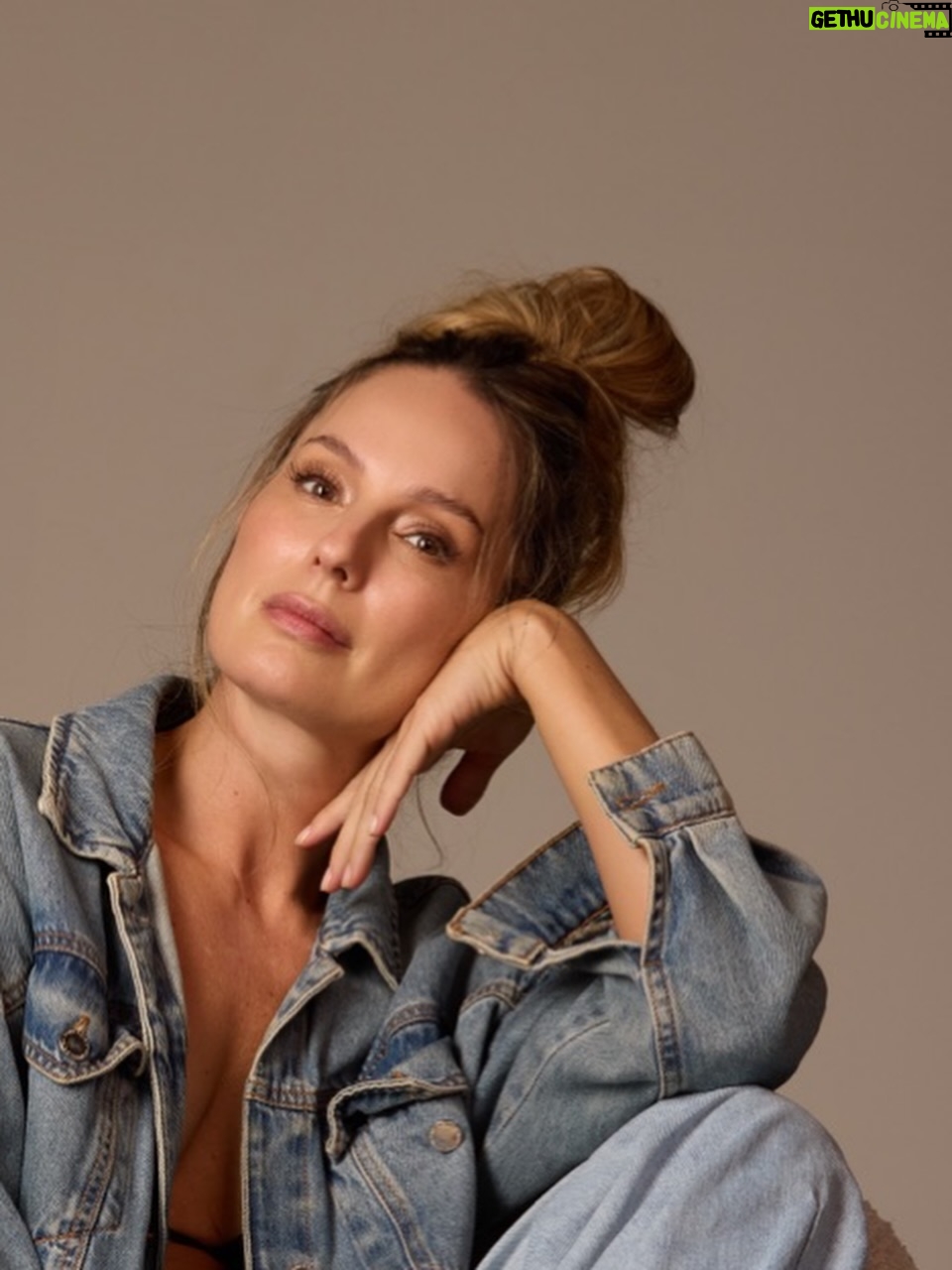 Claudia Bahamón - 15.3K Likes - Marchitar es permitir que algo termine sin destruirlo en el intento. Es reconocer que hubo vida, que hubo amor, que hubo sentido, aunque hoy ya no esté.

Ph @delvecchio21 
hm @vanelopemkp @oscartsanchez 
Styling @catalinaramirezstylist