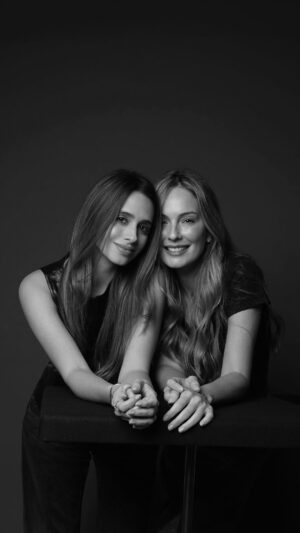 Claudia Bahamón Instagram - Hay momentos en la vida en los que algo se rompe y no vuelve a ser igual. No porque quede peor, sino porque se transforma. A eso muchos le llaman duelo, otros le llaman crisis, y algunos, como @claudiabahamon , le llaman renacer. Un proceso que llega después de lo difícil, cuando aprendemos a ir más despacio, a escuchar más y a reaccionar menos.
En este episodio hablamos de volver a confiar, de no perder la capacidad de asombro, de entender que las crisis también nos vuelven más profundos y más conscientes. De elegir la paz como una decisión personal, incluso después de una separación, y de reconocer que estar bien con uno mismo es, muchas veces, el acto más generoso con quienes nos rodean.
Bajo La Lupa, creemos que renacer no es olvidar lo que dolió, sino aprender a habitar la vida desde otro lugar.

El episodio ya está disponible en YouTube y Spotify.

Maquillaje y Peinado: @Pragasalon1
Estudio: @Studiokaputure