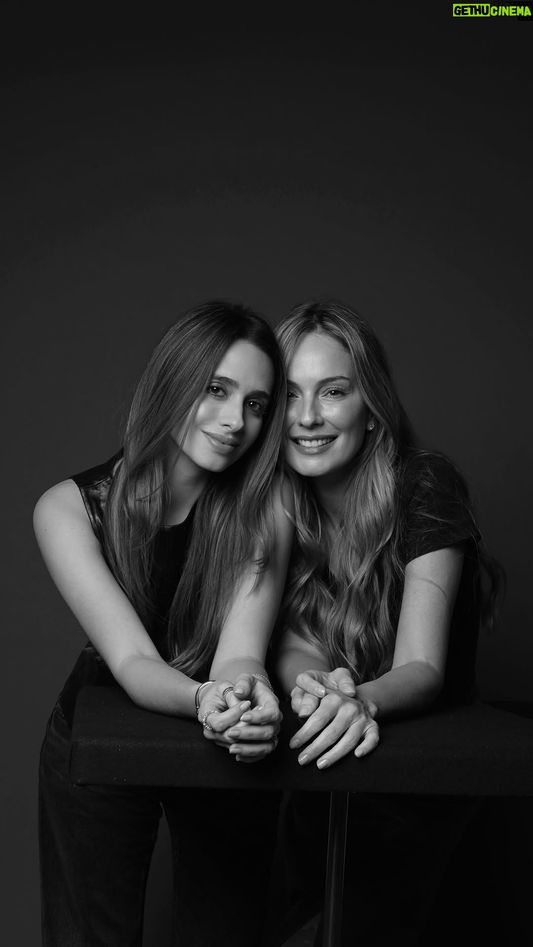 Claudia Bahamón - 1.5K Likes - Hay momentos en la vida en los que algo se rompe y no vuelve a ser igual. No porque quede peor, sino porque se transforma. A eso muchos le llaman duelo, otros le llaman crisis, y algunos, como @claudiabahamon , le llaman renacer. Un proceso que llega después de lo difícil, cuando aprendemos a ir más despacio, a escuchar más y a reaccionar menos.
En este episodio hablamos de volver a confiar, de no perder la capacidad de asombro, de entender que las crisis también nos vuelven más profundos y más conscientes. De elegir la paz como una decisión personal, incluso después de una separación, y de reconocer que estar bien con uno mismo es, muchas veces, el acto más generoso con quienes nos rodean.
Bajo La Lupa, creemos que renacer no es olvidar lo que dolió, sino aprender a habitar la vida desde otro lugar.

El episodio ya está disponible en YouTube y Spotify.

Maquillaje y Peinado: @Pragasalon1
Estudio: @Studiokaputure