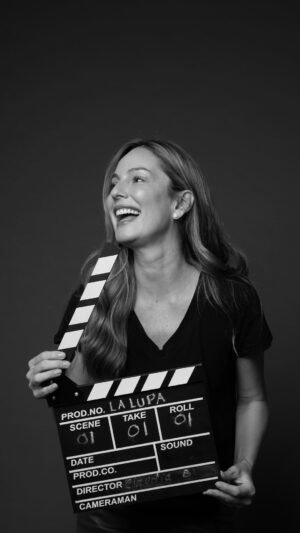 Claudia Bahamón Instagram - Hay momentos en los que una verdad no duele por lo que revela, sino por lo que confronta. En este episodio, Claudia Bahamón habla de su papá desde un lugar muy honesto: del amor inmenso que recibió, de las decisiones que tomó desde ese amor y de lo difícil que fue entender que el miedo también puede marcar la historia de una familia. No habla desde el reclamo, sino desde la necesidad de que todos reciban el mismo amor y el mismo reconocimiento. A veces crecer también es mirar a quienes amamos sin idealizarlos, entender sus miedos y, aun así, elegir sanar.

El episodio ya está disponible en YouTube y Spotify.

Joyería: @Tiffanyandco
Maquillaje y Peinado: @Pragasalon1
Estudio: @Studiokaputure
