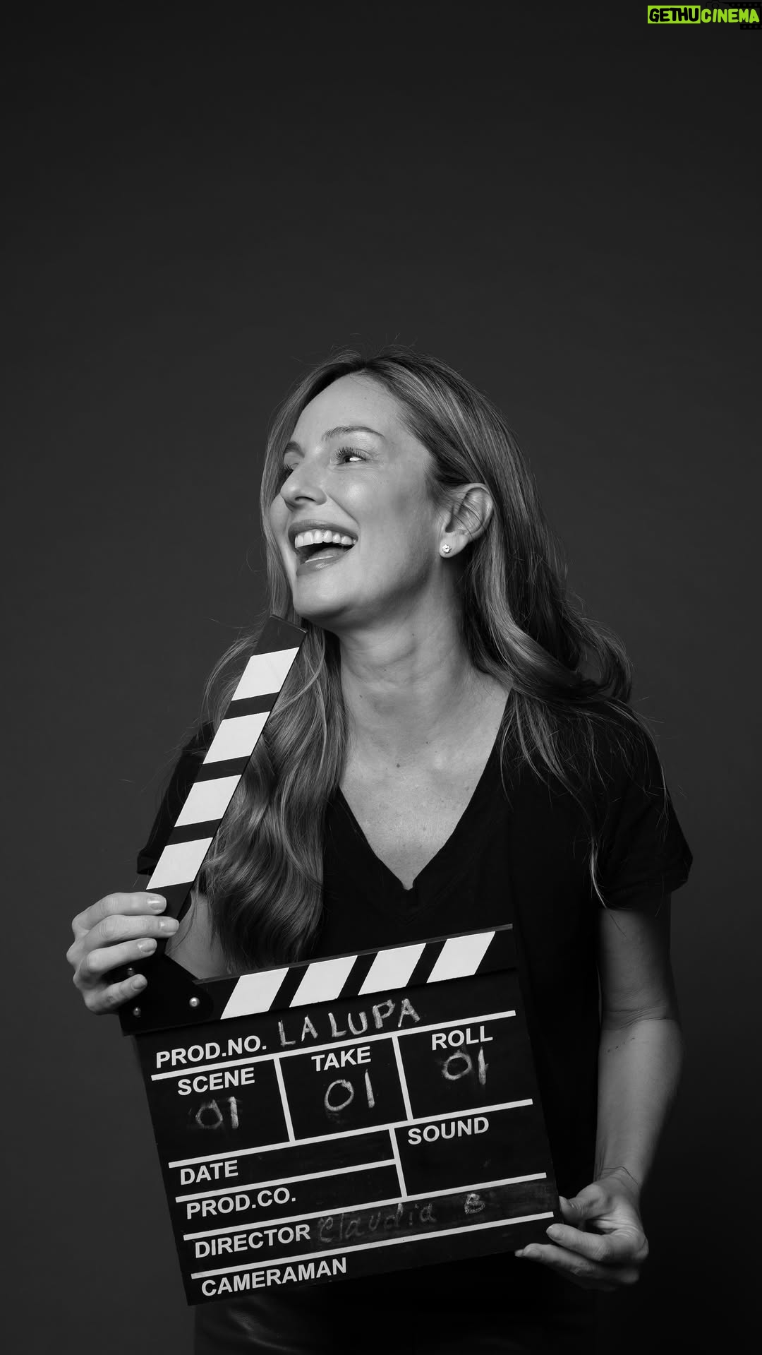 Claudia Bahamón - 5.9K Likes - Hay momentos en los que una verdad no duele por lo que revela, sino por lo que confronta. En este episodio, Claudia Bahamón habla de su papá desde un lugar muy honesto: del amor inmenso que recibió, de las decisiones que tomó desde ese amor y de lo difícil que fue entender que el miedo también puede marcar la historia de una familia. No habla desde el reclamo, sino desde la necesidad de que todos reciban el mismo amor y el mismo reconocimiento. A veces crecer también es mirar a quienes amamos sin idealizarlos, entender sus miedos y, aun así, elegir sanar.

El episodio ya está disponible en YouTube y Spotify.

Joyería: @Tiffanyandco
Maquillaje y Peinado: @Pragasalon1
Estudio: @Studiokaputure