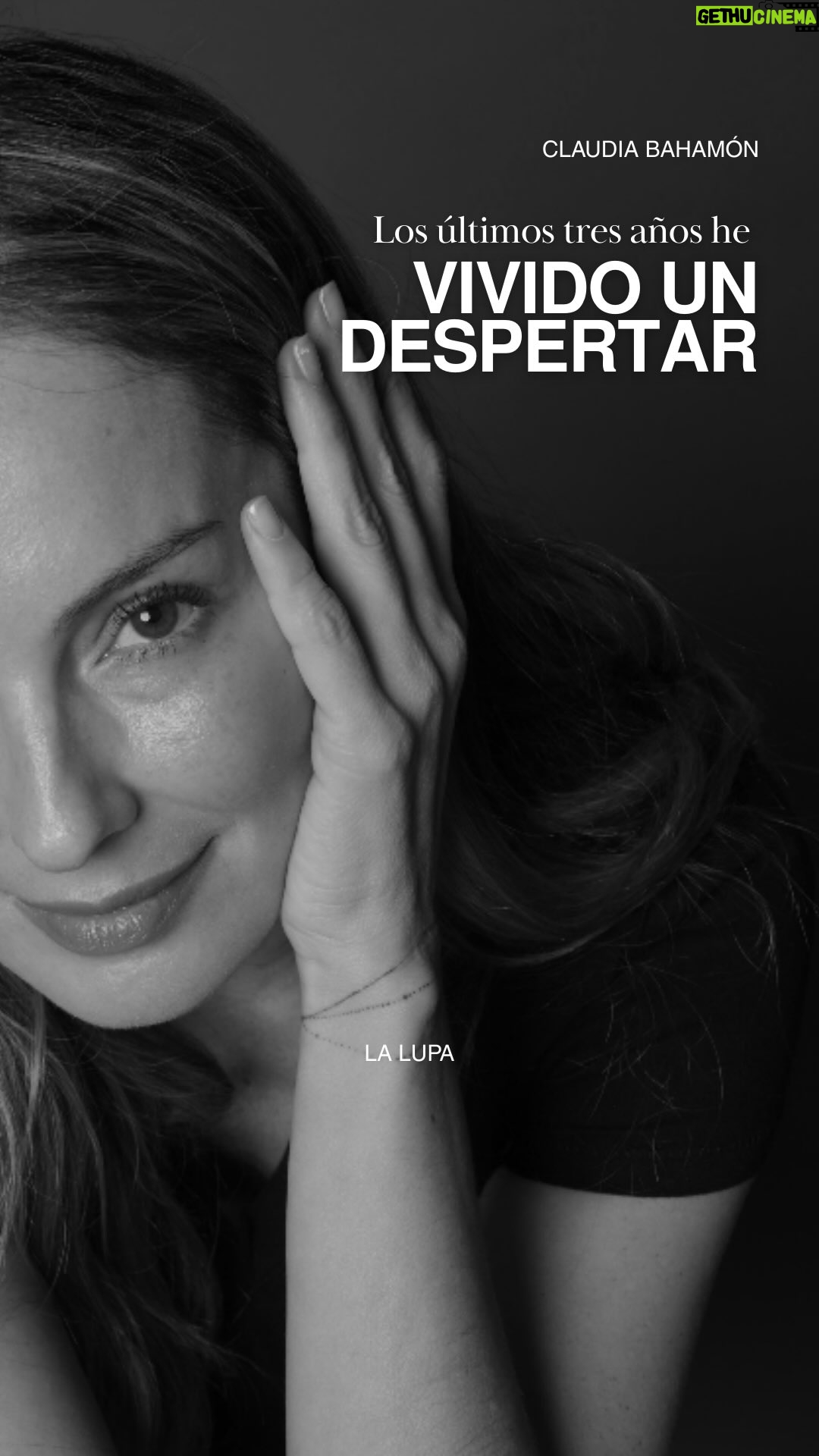 Claudia Bahamón - 17.7K Likes - Hoy nuestra invitada @claudiabahamon está de cumpleaños.
Y el regalo, sin duda, nos lo llevamos nosotros.

Hay historias familiares que se viven en silencio. Crecemos entendiendo los vínculos como nos los presentan, sin saber todo lo que hubo detrás ni lo que nunca se dijo.

Hablar de eso no es fácil. Reconocer ausencias, relaciones que se nombraron distinto, emociones que se guardaron por años, también mueve muchas cosas. Pero en ese proceso aparecen otras: gratitud, comprensión y formas más amables de mirarse a uno mismo.

En este episodio, Claudia Bahamón habla de su familia, de atravesar etapas difíciles, de marchitar, de florecer y de elegir la paz como una decisión personal, incluso después de una separación. Bajo La Lupa, creemos que no todo lo que marca deja un vacío.
El episodio estará disponible este miércoles a las 7:00 p.m. en Youtube y Spotify.