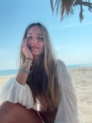 Claudia Bahamón Instagram - Hoy cumplo años y, más que pedir, elijo agradecer y nombrar lo que quiero seguir cultivando en mi vida. Estos son mis deseos, mis anhelos y mis recordatorios para el año que comienza:

✨Vida para compartirla con mis seres queridos.
✨Amor para celebrarlo de la mano de quienes camino.
✨Salud para habitar mi cuerpo con conciencia, respeto y gratitud.
✨Alegría para disfrutar los días simples y los instantes cotidianos.
✨Paciencia para los tiempos lentos y los procesos profundos.
✨Comprensión para las diferencias y los caminos ajenos.
✨Perdón para soltar cargas, sanar historias y seguir caminando liviana.
✨Silencios que se entiendan y abracen.
✨Risas que alivien cualquier peso.
✨Soporte para los momentos difíciles.
✨Fortaleza para atravesar las tormentas.
✨Calma para los días de incertidumbre.
✨Confianza para caminar sin miedo y con verdad.
✨Respeto por los tiempos y los procesos, propios y ajenos.

✨Compromiso para cuidar la Tierra que nos sostiene. 
✨Conciencia para vivir de forma más simple, más amorosa y responsable.

✨Ternura para acompañar a mis hijos, con cuidado, presencia y amor.
✨Sabiduría para ser ejemplo cuando me miran.
✨Humildad para aprender juntos en este camino de familia que se va tejiendo.

✨Amor para mis hermanos. 
✨Perdón como un acto de amor que libera y reconcilia.

✨Gratitud profunda para honrar a mis papás y a mis abuelos, por la vida, las raíces y la historia que me regalaron.

✨Gozo para disfrutar mi trabajo. 
✨Claridad para seguir expandiendo mi propósito, poniendo mi voz, mi corazón y mi experiencia al servicio de la vida, del cuidado y de la esperanza.

✨Gratitud por la oportunidad de amar.
✨Y sabiduría para elegirme, incluso cuando no sea fácil.

Hoy, honro la vida que me regalaron mis papás. 

Quiero seguir contagiando al mundo el privilegio de estar vivos, de amar profundo, de vivir con propósito y de inspirar sonrisas. Muchas muchas! 

PD: Gracias por siempre regalarme mensajes tan lindos! ❤️❤️❤️ 47 y contando!