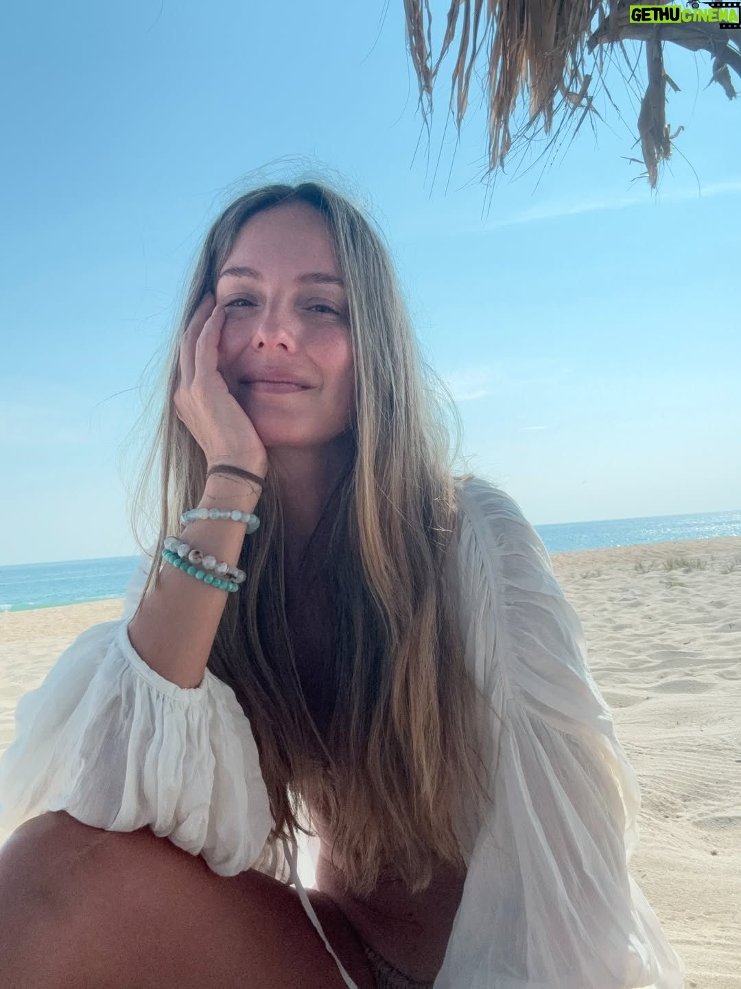 Claudia Bahamón - 102.8K Likes - Hoy cumplo años y, más que pedir, elijo agradecer y nombrar lo que quiero seguir cultivando en mi vida. Estos son mis deseos, mis anhelos y mis recordatorios para el año que comienza:

✨Vida para compartirla con mis seres queridos.
✨Amor para celebrarlo de la mano de quienes camino.
✨Salud para habitar mi cuerpo con conciencia, respeto y gratitud.
✨Alegría para disfrutar los días simples y los instantes cotidianos.
✨Paciencia para los tiempos lentos y los procesos profundos.
✨Comprensión para las diferencias y los caminos ajenos.
✨Perdón para soltar cargas, sanar historias y seguir caminando liviana.
✨Silencios que se entiendan y abracen.
✨Risas que alivien cualquier peso.
✨Soporte para los momentos difíciles.
✨Fortaleza para atravesar las tormentas.
✨Calma para los días de incertidumbre.
✨Confianza para caminar sin miedo y con verdad.
✨Respeto por los tiempos y los procesos, propios y ajenos.

✨Compromiso para cuidar la Tierra que nos sostiene. 
✨Conciencia para vivir de forma más simple, más amorosa y responsable.

✨Ternura para acompañar a mis hijos, con cuidado, presencia y amor.
✨Sabiduría para ser ejemplo cuando me miran.
✨Humildad para aprender juntos en este camino de familia que se va tejiendo.

✨Amor para mis hermanos. 
✨Perdón como un acto de amor que libera y reconcilia.

✨Gratitud profunda para honrar a mis papás y a mis abuelos, por la vida, las raíces y la historia que me regalaron.

✨Gozo para disfrutar mi trabajo. 
✨Claridad para seguir expandiendo mi propósito, poniendo mi voz, mi corazón y mi experiencia al servicio de la vida, del cuidado y de la esperanza.

✨Gratitud por la oportunidad de amar.
✨Y sabiduría para elegirme, incluso cuando no sea fácil.

Hoy, honro la vida que me regalaron mis papás. 

Quiero seguir contagiando al mundo el privilegio de estar vivos, de amar profundo, de vivir con propósito y de inspirar sonrisas. Muchas muchas! 

PD: Gracias por siempre regalarme mensajes tan lindos! ❤️❤️❤️ 47 y contando!