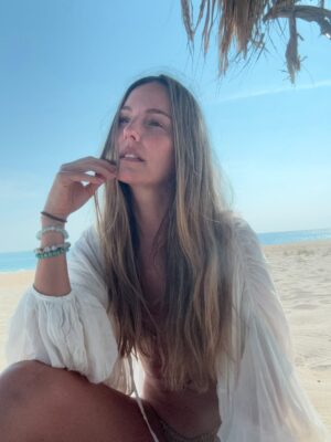 Claudia Bahamón Instagram - Hoy cumplo años y, más que pedir, elijo agradecer y nombrar lo que quiero seguir cultivando en mi vida. Estos son mis deseos, mis anhelos y mis recordatorios para el año que comienza:

✨Vida para compartirla con mis seres queridos.
✨Amor para celebrarlo de la mano de quienes camino.
✨Salud para habitar mi cuerpo con conciencia, respeto y gratitud.
✨Alegría para disfrutar los días simples y los instantes cotidianos.
✨Paciencia para los tiempos lentos y los procesos profundos.
✨Comprensión para las diferencias y los caminos ajenos.
✨Perdón para soltar cargas, sanar historias y seguir caminando liviana.
✨Silencios que se entiendan y abracen.
✨Risas que alivien cualquier peso.
✨Soporte para los momentos difíciles.
✨Fortaleza para atravesar las tormentas.
✨Calma para los días de incertidumbre.
✨Confianza para caminar sin miedo y con verdad.
✨Respeto por los tiempos y los procesos, propios y ajenos.

✨Compromiso para cuidar la Tierra que nos sostiene. 
✨Conciencia para vivir de forma más simple, más amorosa y responsable.

✨Ternura para acompañar a mis hijos, con cuidado, presencia y amor.
✨Sabiduría para ser ejemplo cuando me miran.
✨Humildad para aprender juntos en este camino de familia que se va tejiendo.

✨Amor para mis hermanos. 
✨Perdón como un acto de amor que libera y reconcilia.

✨Gratitud profunda para honrar a mis papás y a mis abuelos, por la vida, las raíces y la historia que me regalaron.

✨Gozo para disfrutar mi trabajo. 
✨Claridad para seguir expandiendo mi propósito, poniendo mi voz, mi corazón y mi experiencia al servicio de la vida, del cuidado y de la esperanza.

✨Gratitud por la oportunidad de amar.
✨Y sabiduría para elegirme, incluso cuando no sea fácil.

Hoy, honro la vida que me regalaron mis papás. 

Quiero seguir contagiando al mundo el privilegio de estar vivos, de amar profundo, de vivir con propósito y de inspirar sonrisas. Muchas muchas! 

PD: Gracias por siempre regalarme mensajes tan lindos! ❤️❤️❤️ 47 y contando!