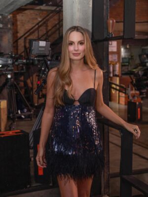 Claudia Bahamón Instagram - Imposible cerrar el año sin subir algunos de looks tan lindos que hicimos para @masterchefcelebrityco ! 
Gracias @claudiabahamon tú y yo sabemos lo que significas para mí. 
•
•
#styling #outfits 

Team @bellabcotrino @vanelopemkp @oscartsanchez 
Fotografía @oko.lg