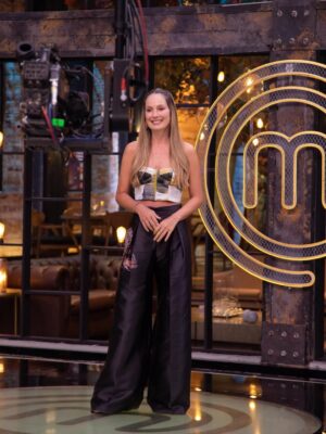 Claudia Bahamón Instagram - Imposible cerrar el año sin subir algunos de looks tan lindos que hicimos para @masterchefcelebrityco ! 
Gracias @claudiabahamon tú y yo sabemos lo que significas para mí. 
•
•
#styling #outfits 

Team @bellabcotrino @vanelopemkp @oscartsanchez 
Fotografía @oko.lg