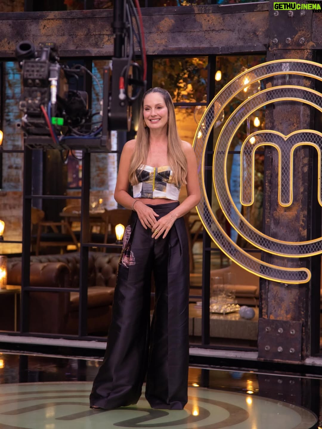 Claudia Bahamón - 22.5K Likes - Imposible cerrar el año sin subir algunos de looks tan lindos que hicimos para @masterchefcelebrityco ! 
Gracias @claudiabahamon tú y yo sabemos lo que significas para mí. 
•
•
#styling #outfits 

Team @bellabcotrino @vanelopemkp @oscartsanchez 
Fotografía @oko.lg