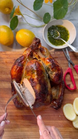 Claudia Fontán Instagram - Hoy, Pollo al horno !
La cancion de esta receta la eligio fabian @fabadell 
Me acuerdo de esa noche pensando que cancion ponerle a este pollo y Fabian ,que es un musico que esta mas alla de un pollo o de instagram ,me presto real atencion!  e inmediatamente , (como sabio del tema )….me sugirió esta canción .

Porque nada más casero,
Porque en vísperas del día de la madre me trae tantos lindos recuerdos , siempre pollo al horno , a la cacerola , al spiedo un sábado a la noche .
Mi mamá lo hacía delicioso siempre .
Este es para mi el pollo al horno definitivo !

Ingredientes :
1 pollo ( los orgánicos de @cocorokeen son realmente de lo mejor )
1 litro de leche 
Jugo de limón 
(Si estás en otro país seguro conseguís buttermilk o suero de leche ) pero este remplazo funciona !
Sal 

Para la manteca de hierbas :
100 gs de manteca pomada 
Perejil 
Cebollin 
Tomillo 
1 diente de ajo 
Ralladura de 1 limón 

Dejar toda la noche en una bolsa hermética o recipiente tipo tupper en la leche con limón .
Secar bien y poner la manteca entre la piel y la carne .
Horno 180 a 200 grados , hasta que esté bien dorado . 
Va increíble con puré !
O ensaladas o papás al horno !
Y si se lo haces a tu mamá en su día ???
Es facil y super rendidor!!!
Y el más rico !!
Lo tierno y jugoso que queda ! No te das una idea , la piel super crocante ! 
Es una locura !!!
Como haces el pollo al horno ?
Porque tantas recetas cómo casas!!!
Te mando un beso !!
** agrego texto por tantas preguntas 
-la salsita verde final es Gremolata ( perejil , limón y su ralladura , sal y oliva )
- El baño en leche y limón o vinagre reemplaza el suero de leche o buttermilk , queda más tierno y jugoso.
- tenes que ir girando el pollo para que quede bien dorado por todas partes , los hornos no cocinan tan parejo , ninguno ) lo vas pispeando y lo giras y bajas la temperatura si vez que se está arrebatando .
-mi ropa es toda de @lalaninibuenosaires , la más linda ✨✨✨

Gracias especiales a Fabián y Paula por la elección de la canción ❤️❤️
@fabadell 
Gran musico, gran persona , unico!
@paula.fontan.danza