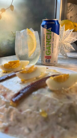 Claudia Fontán Instagram - Se acerca Navidad y te toca llevar algo para la cena de Nochebuena? 
Ensalada Rusa, no falla !
Fácil, rico y perfecto para compartir en la mesa con la familia o amigos, sin complicarte demasiado.
¿Y para acompañar? El nuevo @ganciaarg sin alcohol: listo para tomar, riquísimo y con el mismo sabor de siempre, pero sin alcohol. El combo ideal para quienes quieren algo fresco y festivo, y para los conductores designados 😎
Guardalo para no llegar con las manos vacías estas fiestas🎄🎄🎄
Consejo; pasar de coccion las papas y zanahorias 
Consejo: si no te gustan las anchoas no las pongas 
Consejo: hacer la mezcla con las papas tibias .
Consejo:
Usar pescado fresco cocido para la receta , queda mejor!