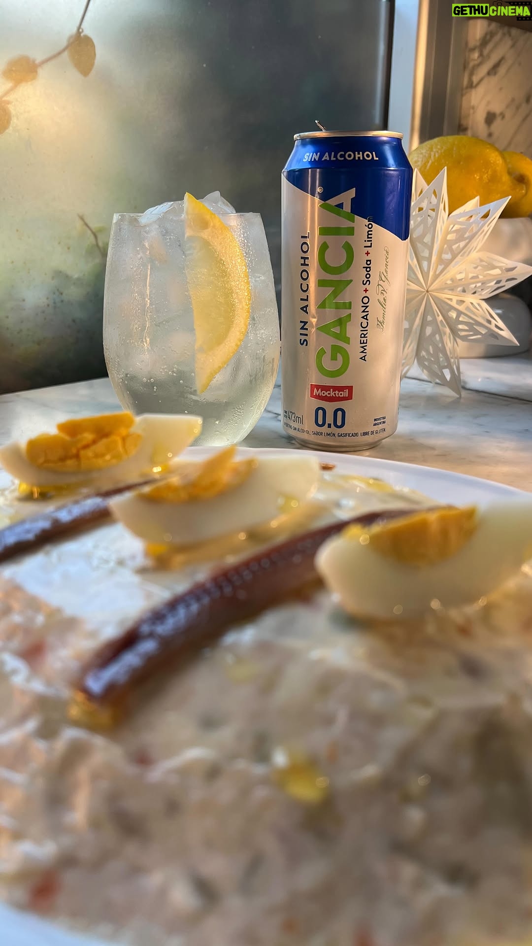 Claudia Fontán - 13.1K Likes - Se acerca Navidad y te toca llevar algo para la cena de Nochebuena? 
Ensalada Rusa, no falla !
Fácil, rico y perfecto para compartir en la mesa con la familia o amigos, sin complicarte demasiado.
¿Y para acompañar? El nuevo @ganciaarg sin alcohol: listo para tomar, riquísimo y con el mismo sabor de siempre, pero sin alcohol. El combo ideal para quienes quieren algo fresco y festivo, y para los conductores designados 😎
Guardalo para no llegar con las manos vacías estas fiestas🎄🎄🎄
Consejo; pasar de coccion las papas y zanahorias 
Consejo: si no te gustan las anchoas no las pongas 
Consejo: hacer la mezcla con las papas tibias .
Consejo:
Usar pescado fresco cocido para la receta , queda mejor!