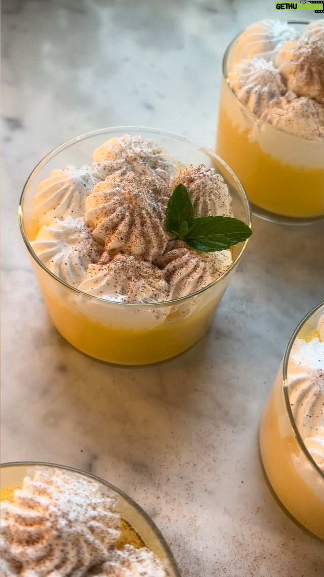 Claudia Fontán - 40.1K Likes - Hoy, Suspiro limeño!
mi versión ,
Tan simple , tan rico,
este postre peruano conquista a todos !
Ingredientes:
4 yemas (*)
390 ml de crema de leche ( reemplazo de la leche evaporada )
395 ml de leche condensada Nestle 
Para el merengue :
4 claras 
240 gs de azucar
80 ml de agua 
oporto (opcional)

(*)Las yemas se agregan a la mezcla de leche condensada cuando esta rompe el hervor, agregamos un poco de la leche a las yemas para unificar temperaturas , las integramos a la leche sin dejar de batir hasta que espesen a fuego bien bajo por 3 o 4 minutos , no se deben cuajar , es como una crema inglesa , retiramos del fuego y seguimos revolviendo hasta que se enfrie un poco , sino se siguen cocinando por el calor residual . De este modo las yemas quedan cocidas pero cremosas y suaves .

Canela para terminar y menta fresca .
Hacelo y me contas 💛

@recetasnestlear 
 #LCA | #ElMasQueTeFalta | #RecetasNestlé | #Ad

👗 @valentina.karnoubi