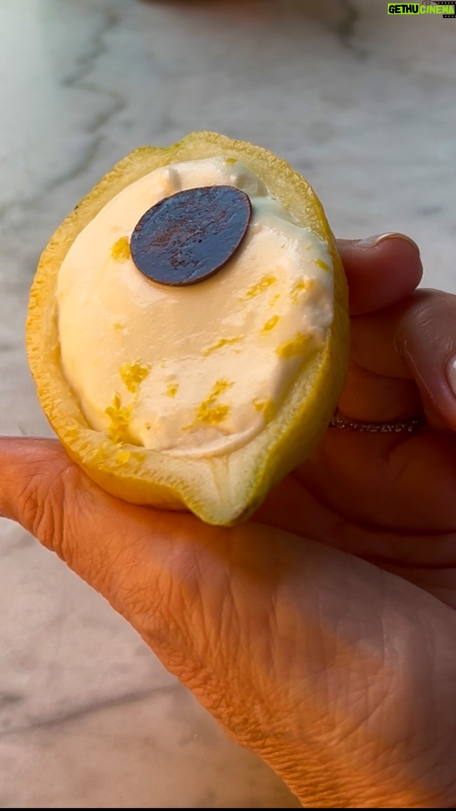 Claudia Fontán - 54.5K Likes - Hoy,Limonitas 🍋🍋🍋
Las probé en Italia , allá en Sorrento los limones estan por todas partes son enormes y deliciosos . 
Las llamo Limonitas Antonia porque las comí con ella 💛 @antoniaaubii 
Muy faciles y simples !
Ingredientes : 
1 pote de leche condensada @recetasnestlear 
5 limones 
330 ml de crema batida 

Ideal para el antojo dulce , siempre en el freezer para cualquier momento !!