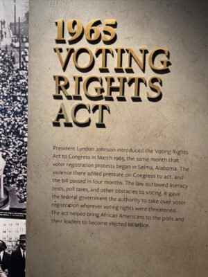 Claudia Jordan Instagram - The Smithsonian Museum of African American History & Culture 🙌🏾
The evil that this country has done to millions of kidnapping victims will never be something we should just “get over.” Lots of suffering and unfair practices and systems still affect the descendants of slavery til this day. And although you may be “sick of hearing about it”…. Imagine how sick you’d be of the lingering affects that still continue to keep the playing fields uneven STILL. And imagine how sick you’d feel that in 2025 after your ancestors went thru SO MUCH to get voting rights, the right to marry and civil rights that there is a growing group of people in America TODAY that are trying to resurrect the KKK and roll back the rights of black and brown people in America ! (Google what Trump is bringing to the Supreme Court regarding birthright citizenship). Now THAT is something to be sick & tired of. ✊🏾
Photo credit: my niece @sofia_jordan19 💕