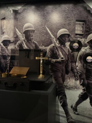 Claudia Jordan Instagram - The Smithsonian Museum of African American History & Culture 🙌🏾
The evil that this country has done to millions of kidnapping victims will never be something we should just “get over.” Lots of suffering and unfair practices and systems still affect the descendants of slavery til this day. And although you may be “sick of hearing about it”…. Imagine how sick you’d be of the lingering affects that still continue to keep the playing fields uneven STILL. And imagine how sick you’d feel that in 2025 after your ancestors went thru SO MUCH to get voting rights, the right to marry and civil rights that there is a growing group of people in America TODAY that are trying to resurrect the KKK and roll back the rights of black and brown people in America ! (Google what Trump is bringing to the Supreme Court regarding birthright citizenship). Now THAT is something to be sick & tired of. ✊🏾
Photo credit: my niece @sofia_jordan19 💕