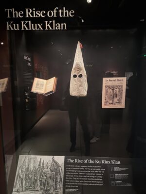 Claudia Jordan Instagram - The Smithsonian Museum of African American History & Culture 🙌🏾
The evil that this country has done to millions of kidnapping victims will never be something we should just “get over.” Lots of suffering and unfair practices and systems still affect the descendants of slavery til this day. And although you may be “sick of hearing about it”…. Imagine how sick you’d be of the lingering affects that still continue to keep the playing fields uneven STILL. And imagine how sick you’d feel that in 2025 after your ancestors went thru SO MUCH to get voting rights, the right to marry and civil rights that there is a growing group of people in America TODAY that are trying to resurrect the KKK and roll back the rights of black and brown people in America ! (Google what Trump is bringing to the Supreme Court regarding birthright citizenship). Now THAT is something to be sick & tired of. ✊🏾
Photo credit: my niece @sofia_jordan19 💕