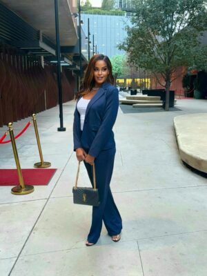 Claudia Jordan Instagram - 💙💙💙💙💙💙💙
Suited and ready 🙌🏾