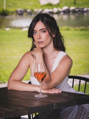 Claudia Riera Instagram - 🍷👠💄

@donasecret
Makeup: @princelluca 
Hair: Ana @salontoro Centre Julia
Vestuari: @pollyanna_andorra

#actress🎬 #photoshoot  #modelingphotography #explorarpage
