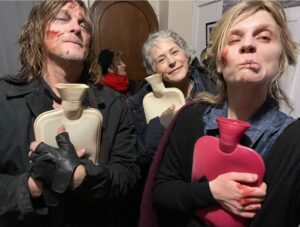 Clémence Poésy Instagram - Combattre les zombies à coups de bouillottes 🧟‍♀️🧟‍♂️ episode 4 ❤️ @thebookofcaryl @amcthewalkingdead @bigbaldhead