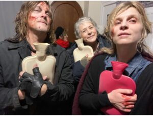 Clémence Poésy Instagram - Combattre les zombies à coups de bouillottes 🧟‍♀️🧟‍♂️ episode 4 ❤️ @thebookofcaryl @amcthewalkingdead @bigbaldhead