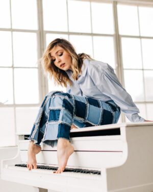 Cozi Zuehlsdorff Instagram - working on my techniqueā¦
throwback to one of my fav shoots with @betsnewman