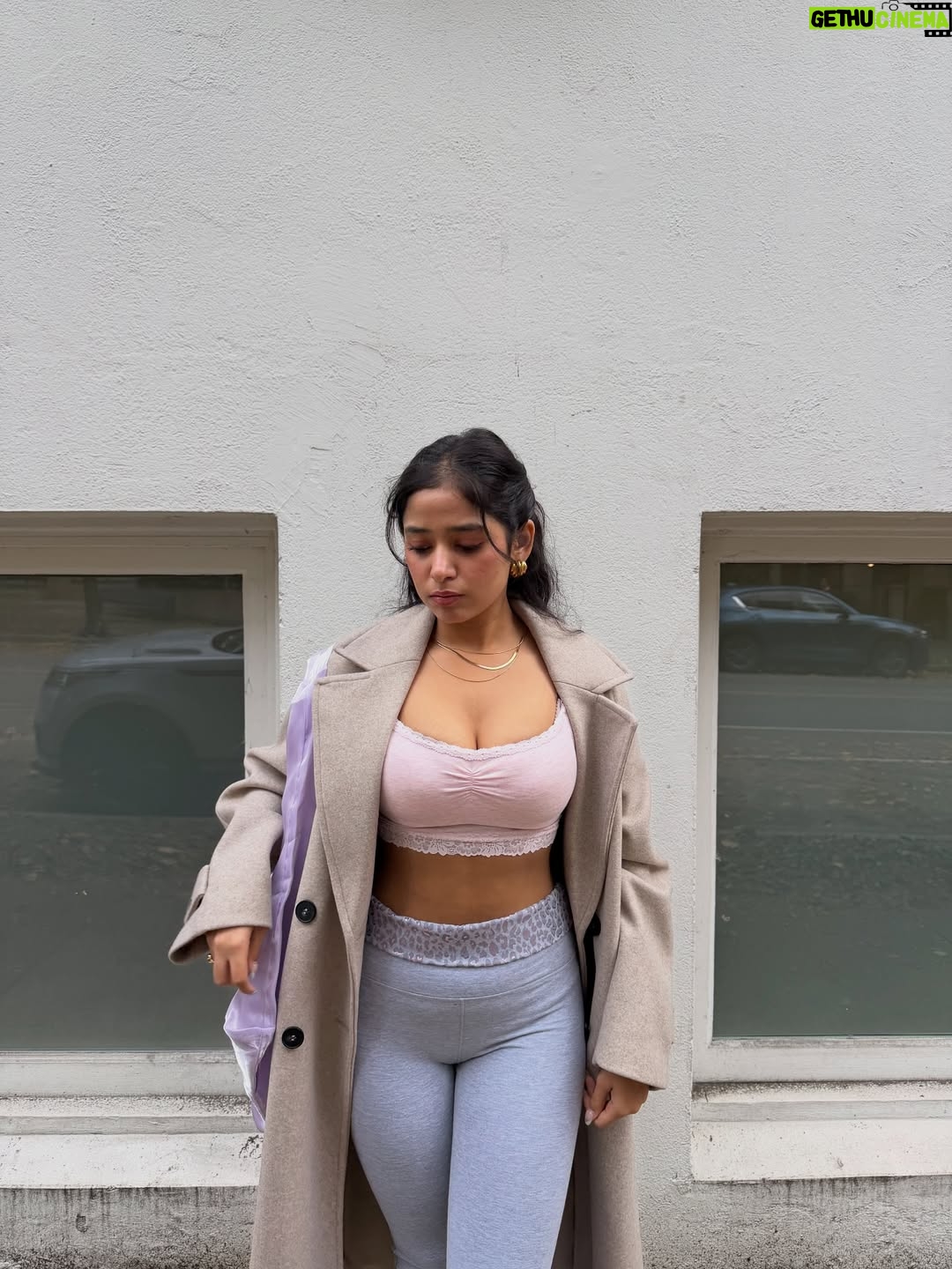 Crazy gamete - 13.2K Likes - Details : 
Bag - @tenera.official 💕
Coat - @zara 
Top and bottom - @victoriassecret 
Shoes - @newbalance 
Jewellery - @sylestialjewel 💝
.
.
.
.
.
.
.
.
#explorer #instadaily #outfit #outfitinspo #ootd #foryou #collab