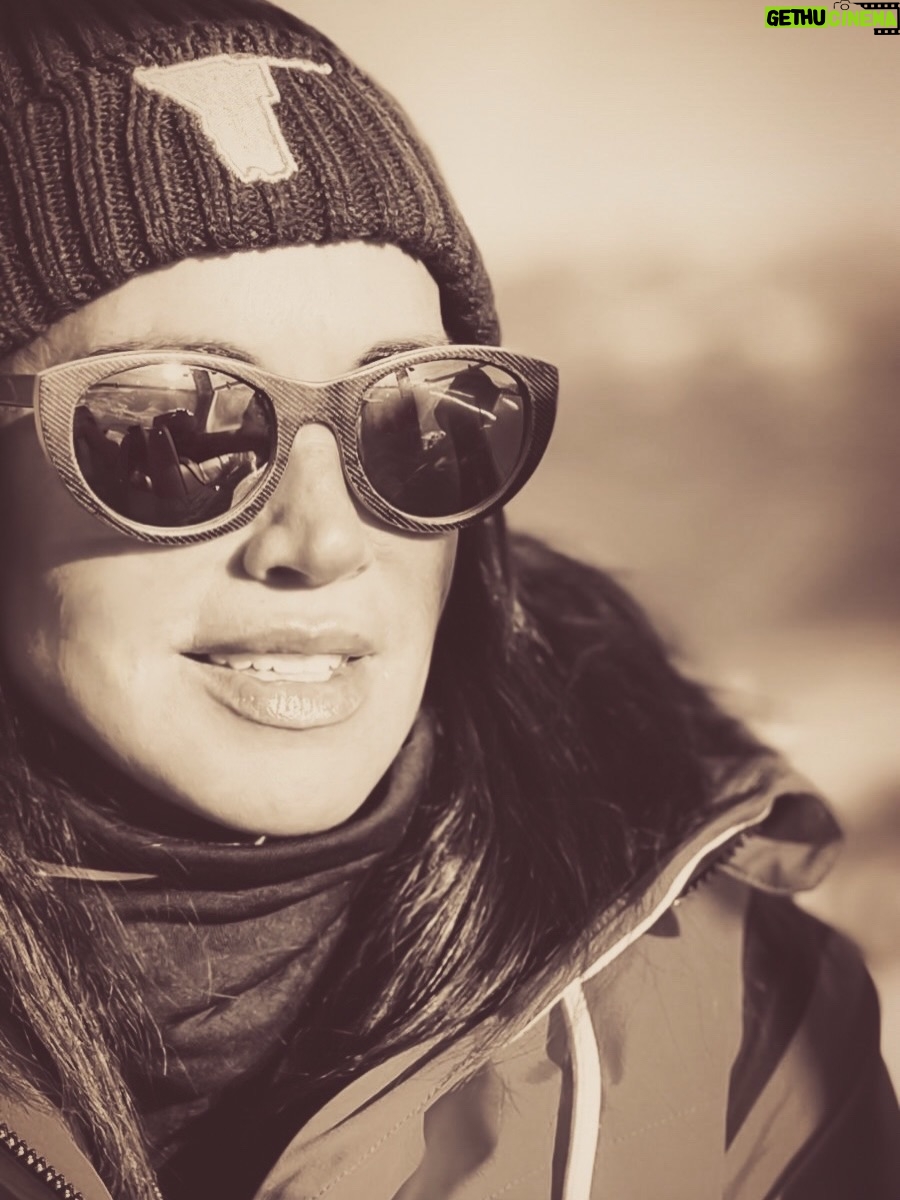 Cristina Saavedra - 2.9K Likes - Toda mi vida he sido friolera. Hace unos meses decidí enfrentarme al frío. Iba a ser un desafío. Y ha terminado siendo una comunión. Llevo el gorro que me compré en Namibia este verano. Allí recibí el mensaje que me obligaría a cambiar mi vida laboral. Namibia me acogió, me protegió y, sin yo saberlo, me preparó para afrontar lo que vendría. La magia de aquellos días sigue presente. 🙏🏾