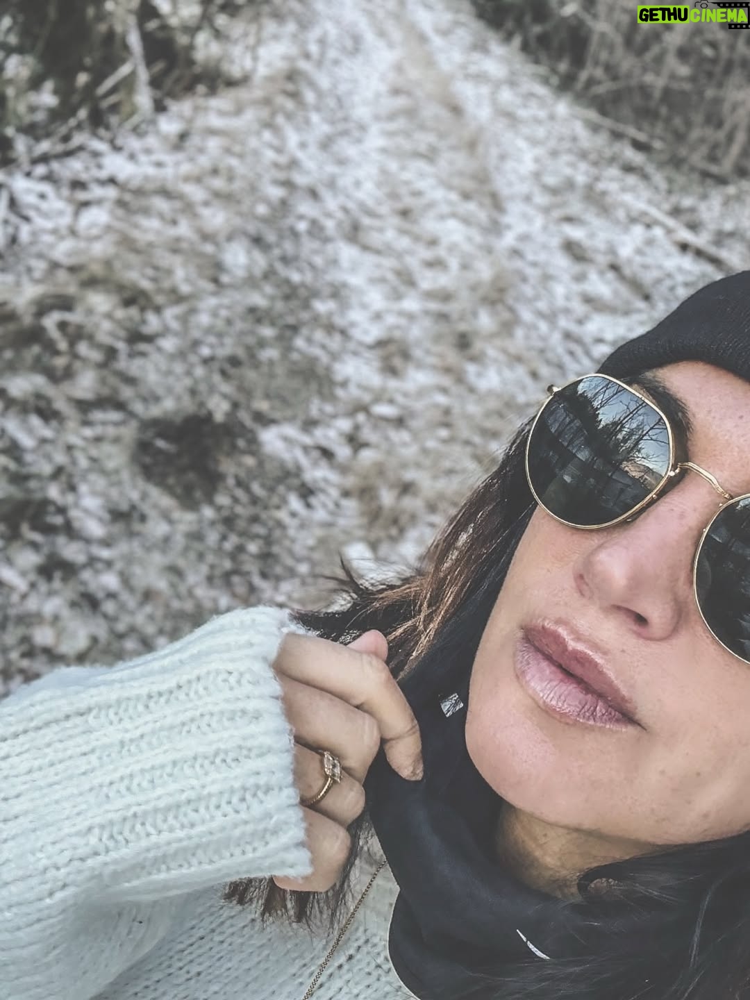 Cristina Saavedra - 2.9K Likes - Toda mi vida he sido friolera. Hace unos meses decidí enfrentarme al frío. Iba a ser un desafío. Y ha terminado siendo una comunión. Llevo el gorro que me compré en Namibia este verano. Allí recibí el mensaje que me obligaría a cambiar mi vida laboral. Namibia me acogió, me protegió y, sin yo saberlo, me preparó para afrontar lo que vendría. La magia de aquellos días sigue presente. 🙏🏾