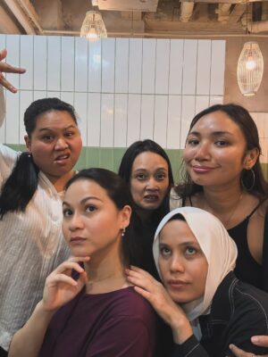 Cristina Suzanne Instagram - Happy birthday @sherry_alhadad daripada kami @missnadiaaqilah @sharifah_amani @nadnisaa . Jom kita pickel ball 🎾
Jom kita sama sama doakan kawan kami @sherry_alhadad yang baik baik dan yang best best sekali geeeeeeng!!! ❤️
Jangan lupa undi @sherry_alhadad untuk Anugerah Abpbh juga!
Kat sini tak ada bag kuning.