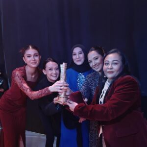 Cristina Suzanne Instagram - Ambik gambar dengan kakak pemenang bersama yang best best best best ❤️
Congratulation kakak! @elliesuriaty_omar ailebiuk! 🤍
#ffm34