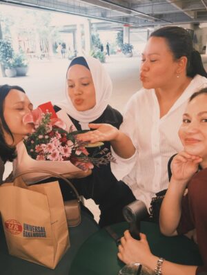 Cristina Suzanne Instagram - Kita dapat bunga harini wak 🌸
Kenangan abadi ikat tepi.