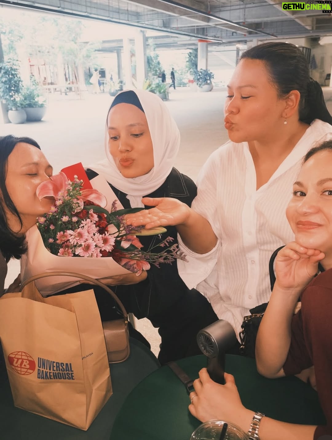 Cristina Suzanne - 1K Likes - Kita dapat bunga harini wak 🌸 

Kenangan abadi ikat tepi.