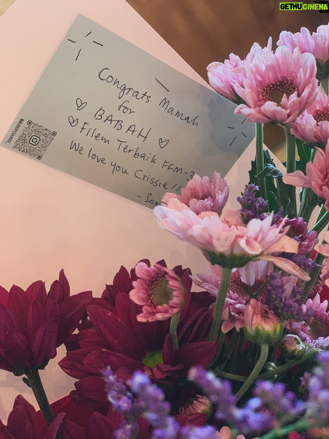 Cristina Suzanne - 1K Likes - Kita dapat bunga harini wak 🌸 

Kenangan abadi ikat tepi.