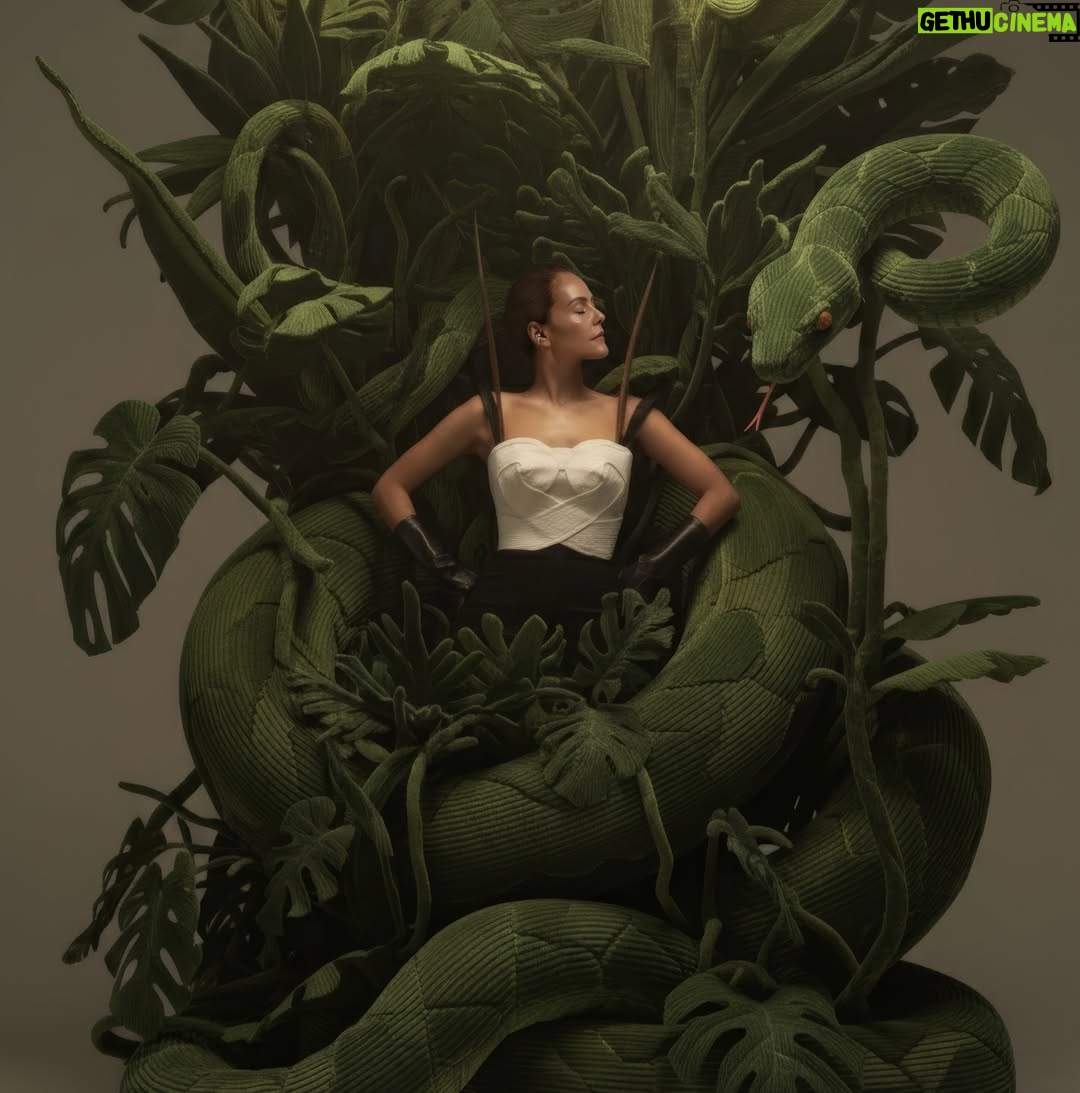 Cristina Umaña - 3 Likes - No hay mejor foto para resumir mi poderoso y contundente 2025 ⚡️⚡️ Abundante, frondoso, profundo, retador. 
Un literal Abrazo de la serpiente. Hemos mudado de piel 🐍

El trabajo de @danigophoto en esta fotografía es sublime. ✨

@academiacolcine
Dirección estratégica: @avacomspr @jorgee_vg
Dirección creativa y Foto: @danigophoto 
Producción: @avacomspr @moniardilaponton @ximena_katherin @tatianaariasofficial 

#PremiosMacondo2025